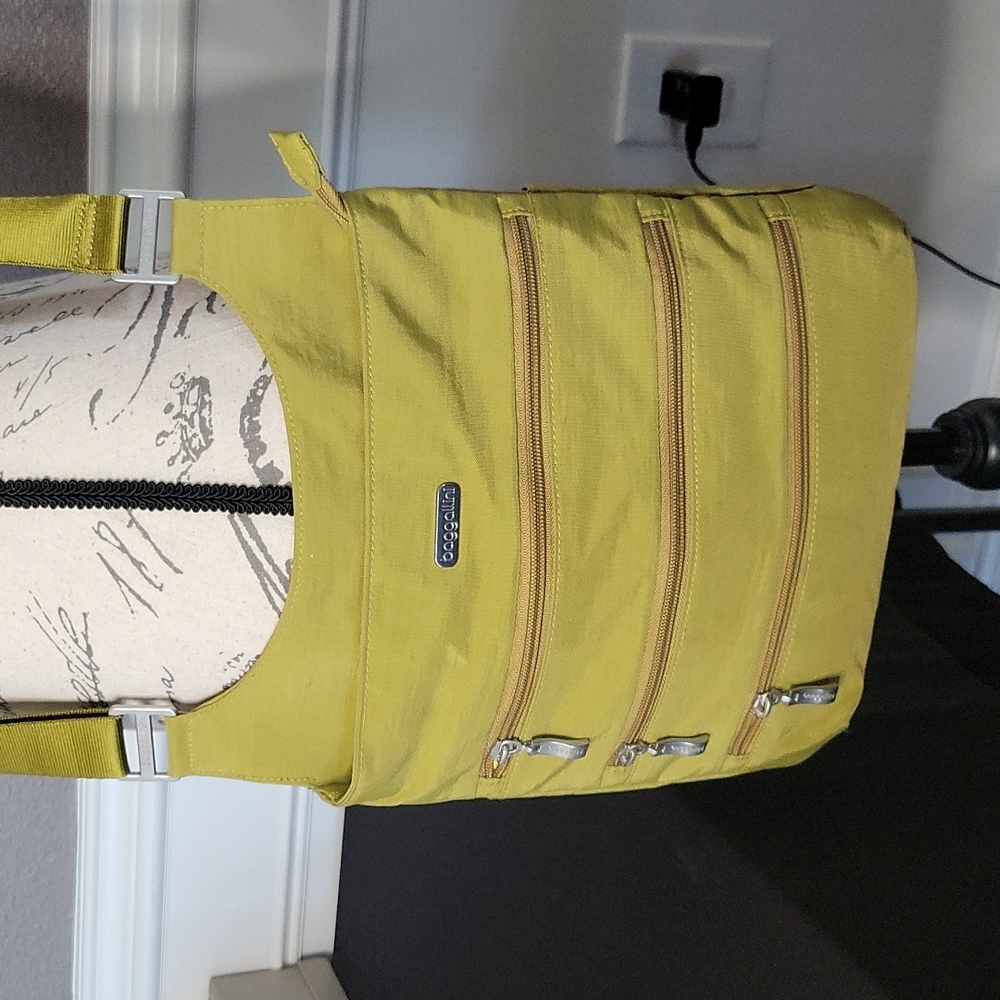 Baggallini Green  Crossbag with multiple zipper compartments